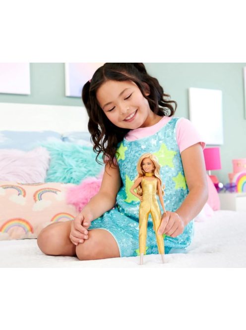 КУКЛА Барби Fashionistas Doll #222 Моден дизайн: Мечти в златно, Barbie Petite With Blonde Wavy Hair, Golden Jumpsuit, 65th Anniversary, HRH19