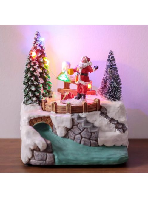 Коледна фигурна декорация „Дядо Коледа при ручея“ с вода, светлина и движение , 12x10x15 см
